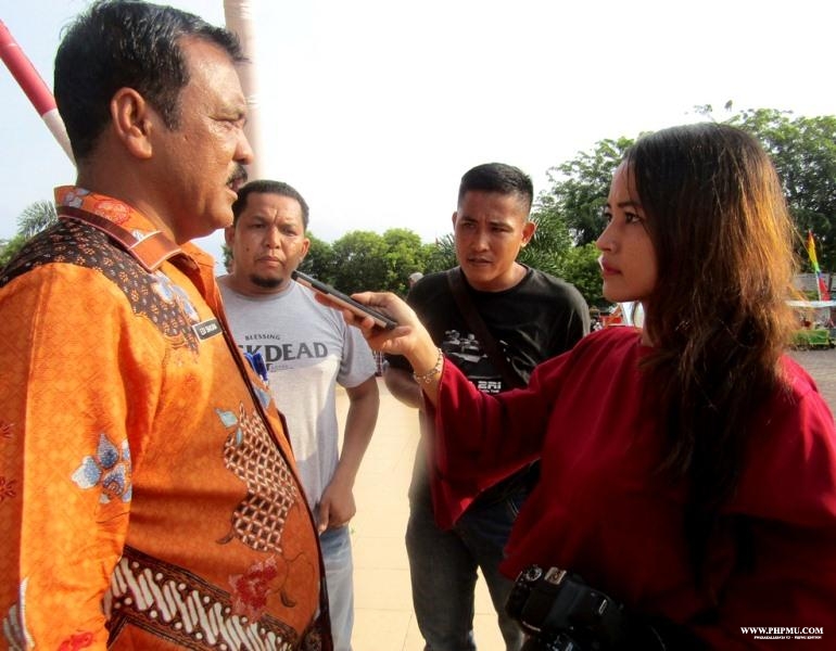 Edi Sakura saat diwawancarai sejumlah wartawan
